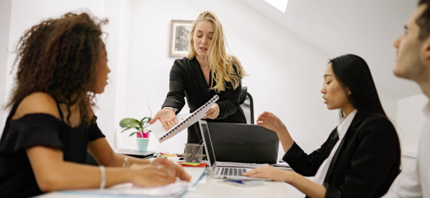 Plain English in Business: Why Simpler Is Smarter